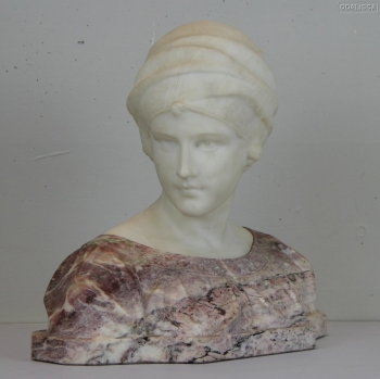 Realizada en mármol de Carrara y piedra.
Representa una mujer con turbante
Italia.